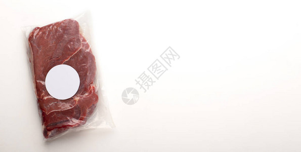 带空标签全景的包装中的生肉图片