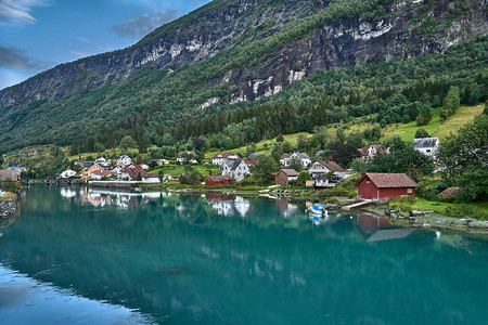 挪威湾山脚下的一个小村图片
