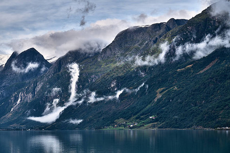 湖上高山云的景观图片