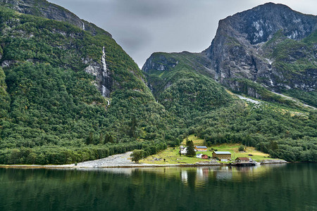 在挪威峡湾山脚上的小型农场图片