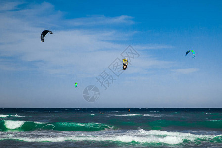 Kite在海滩上冲浪图片