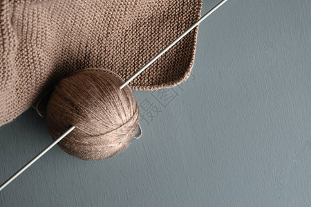 冬季针头工作手编织和编织的毛线球文本的位置平板布局大计划顶部视图图片
