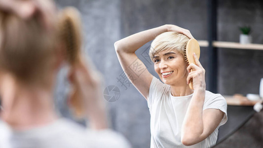 美貌淑女冲刷短金发头微笑图片