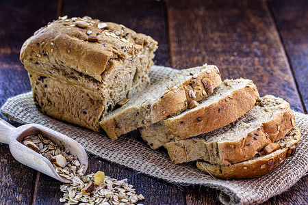 以坚果栗子燕麦和亚麻籽为主的自制素食面包图片