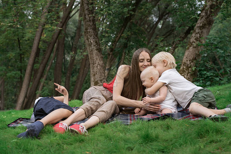 在加登公园户外野餐母亲和三个孩子用图片