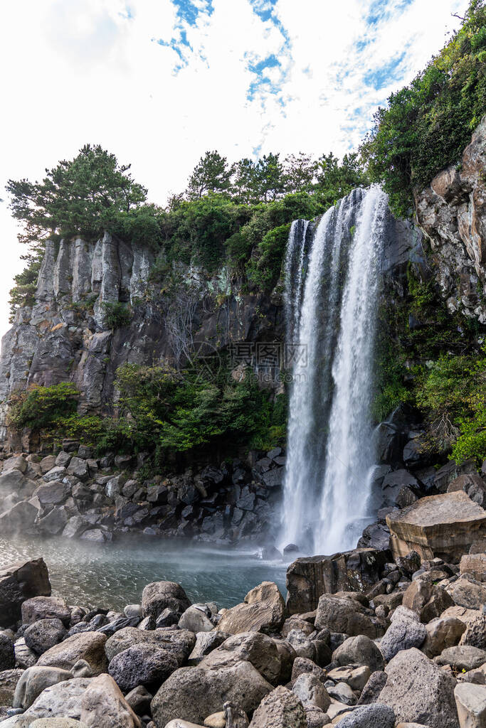 韩国济州岛高小正房瀑布的壮丽景色图片