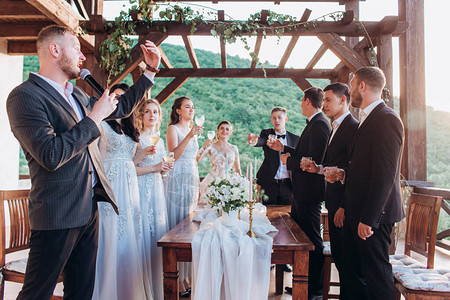 博霍风格的婚礼派对和朋友新娘和新图片