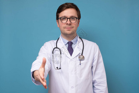 戴眼镜的年轻英俊caucasian男子医生图片