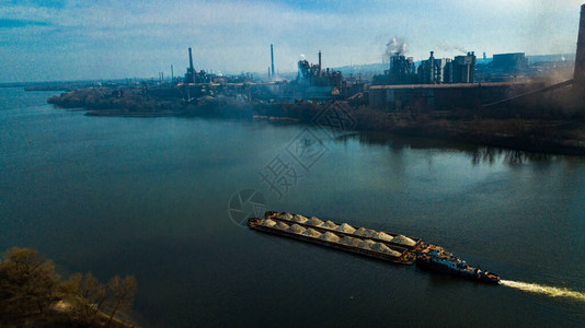 河内工业浮点船轮拖驳图片
