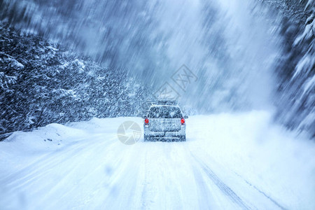 在冬季雪暴期间开车的汽车经过挡风玻璃图片
