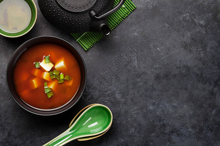 传统日本豆腐汤和春洋葱图片