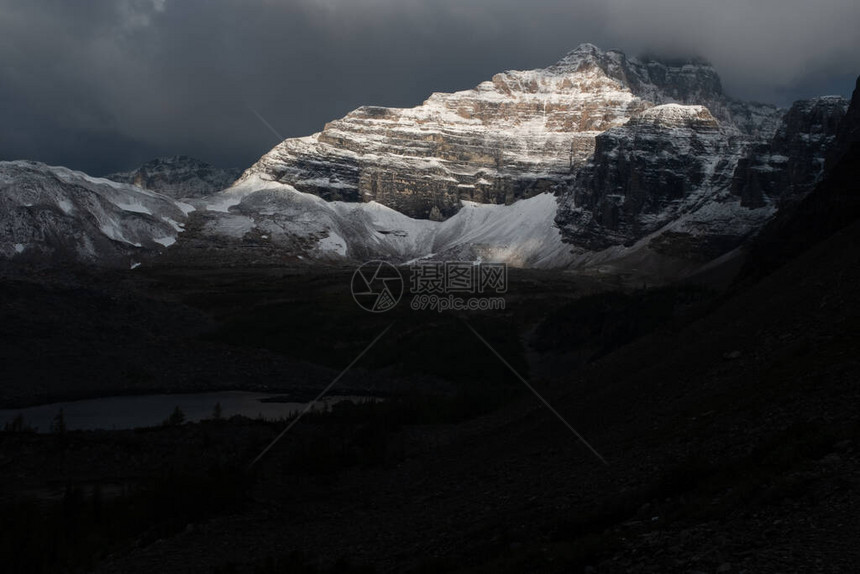 位于加拿大贾斯帕公园靠近莫拉因湖的休眠湖后山丘的风景图片