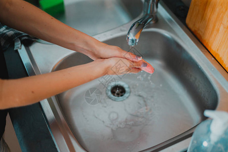 年轻人使用消毒剂洗手图片