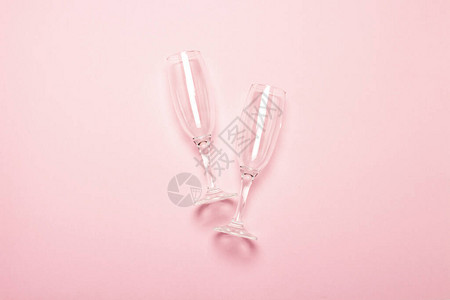 淡粉色背景上的两个空香槟杯婚礼生日周年纪念派对单身派对图片