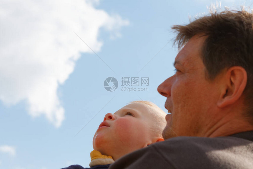 父亲和儿子在望天图片