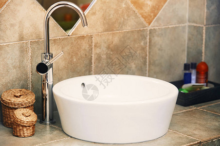 家用浴室的水龙头和水槽图片