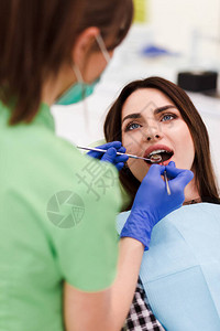 牙医做口腔检查有病人的漂亮女病人来高清图片