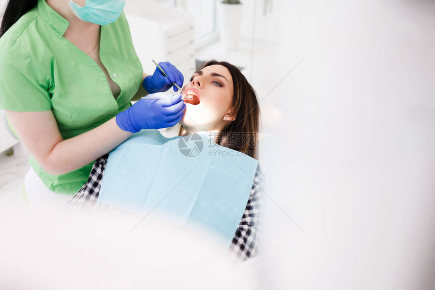 牙医为他的病人做牙科检查图片