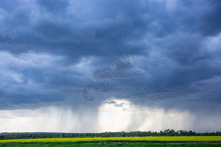 风暴期间与戏剧天空的风景图片