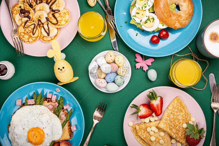 复活节配满早餐的成份是炒鸡蛋贝郁金香煎饼烤面包和煎蛋绿白图片