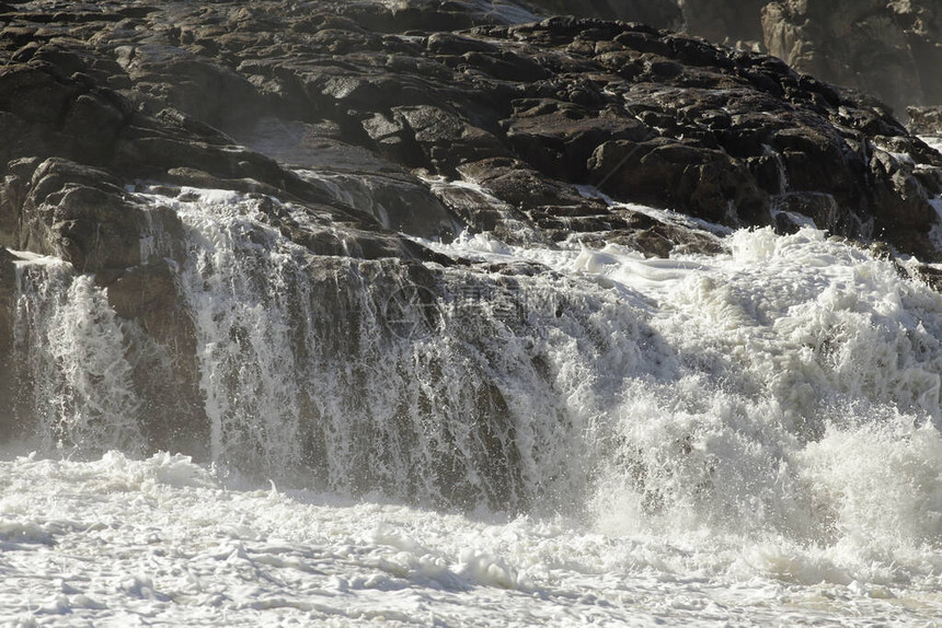 岩石和悬崖上粗糙的海水流北葡图片