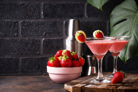 派对用甜美的夏日草莓酒精鸡尾酒图片