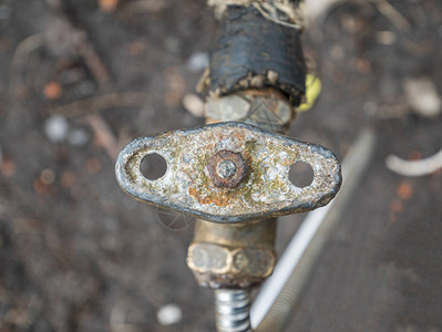 带金属阀门的旧管道水龙头设备管道工程水管维修水管工文本的地图片