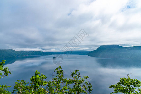 摩周湖观景台的自然景观图片