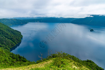 摩周湖观景台的自然景观图片