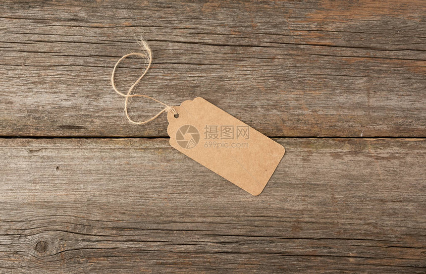 白字符串绑在空棕色纸牌上价格礼品灰木背景上的销售图片