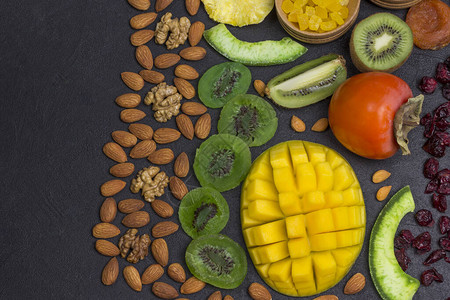 色彩鲜艳的小吃蜜饯来自热带水果的天然能量来源健康的素食黑色背景平图片