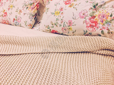 卧室美丽床上的枕头和靠垫让您图片