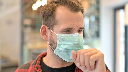 带着口罩咳嗽的年轻人流感图片