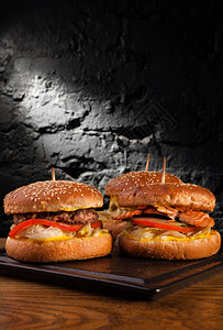 一块板上的不同汉堡菜单鱼汉堡汉堡和奶酪汉堡的侧视图背景图片