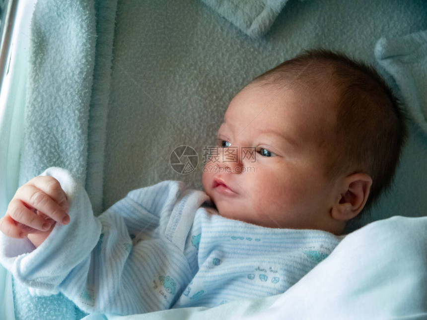 安息的新生婴儿白种人图片