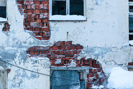旧的水泥墙窗户破了废弃区俄图片