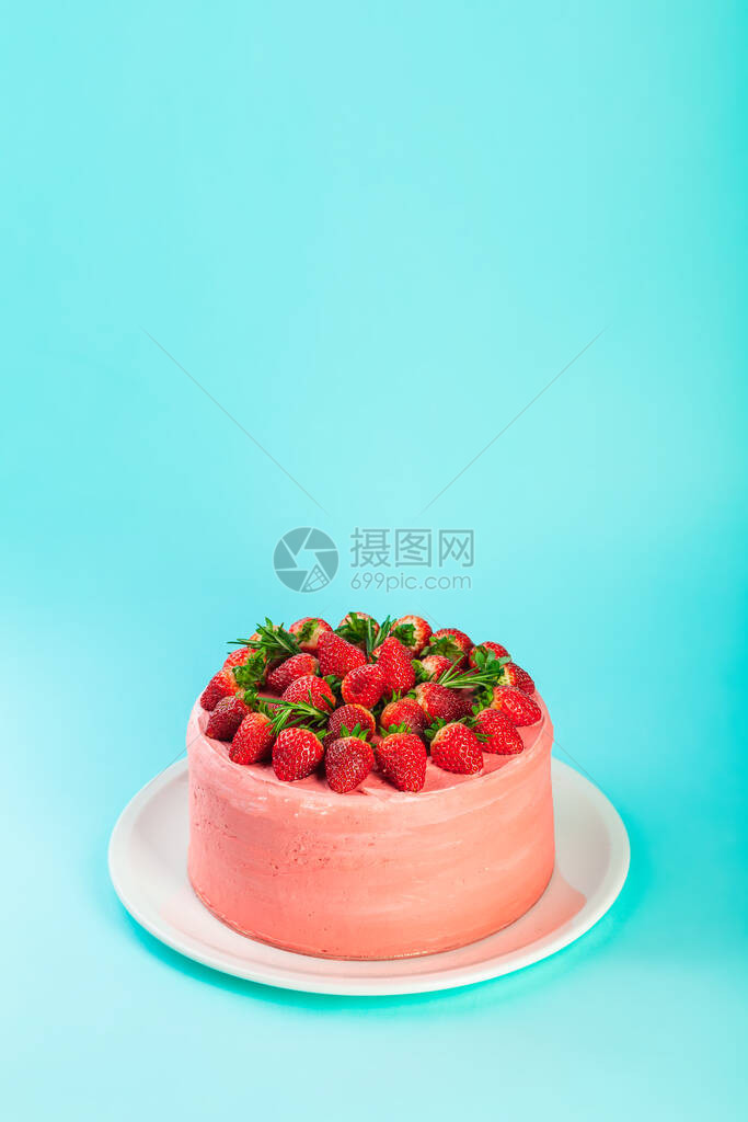 特写整个粉色草莓马斯卡彭蛋糕图片