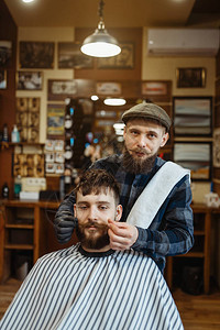 理发师和留着胡子的顾客图片