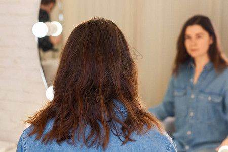 美发师工作场所染发内容头发分叉的女人坐在美发沙龙的椅子上一个女人来图片