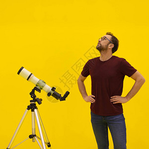 业余天文学家用望远镜观察恒星图片