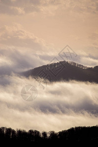 长期日出时福吉山脉在太阳射中图片