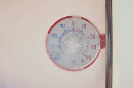 窗外的温度计显示加上10摄氏度的温暖图片