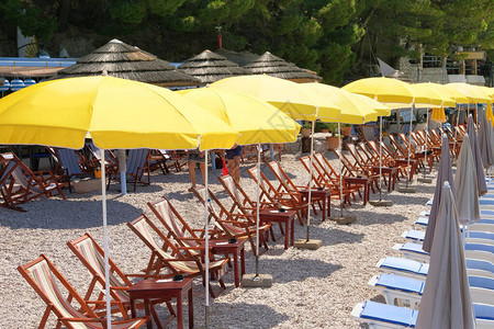 黄色沙滩伞和躺椅图片