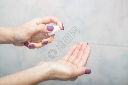 女消毒手用手对细菌和进行消毒图片