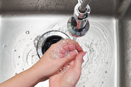 妇女用抗菌肥皂洗手图片