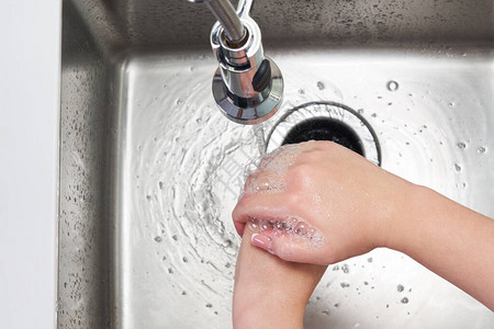 妇女用抗菌肥皂洗手图片