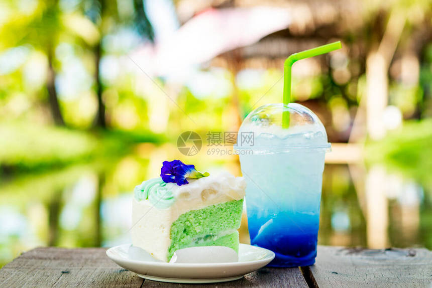 棕榈园夏日假期阳光明媚的背景河咖啡馆图片