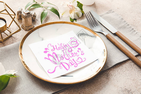 母亲节庆祝活动的精美餐桌布置图片