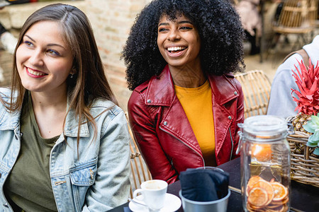 不同种族和文化的女孩在酒吧喝咖啡图片