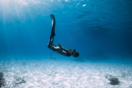 女自由潜水的滑翔翼背景图片